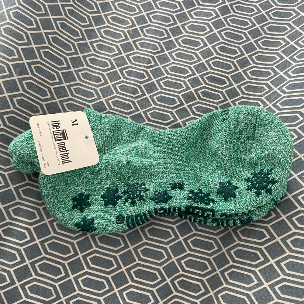 NWT Bar Method Holiday barre grip socks size M medium